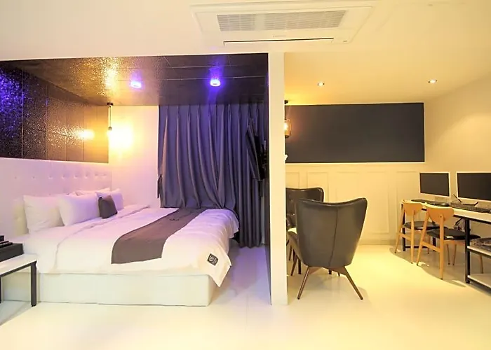 Motel Gray